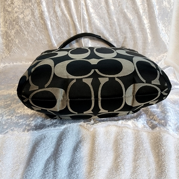 Coach Signature Purse. Good condition and great size - Picture 4 of 13